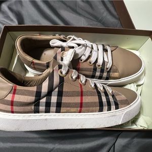 Authentic women Burberry sneaker gently worn
